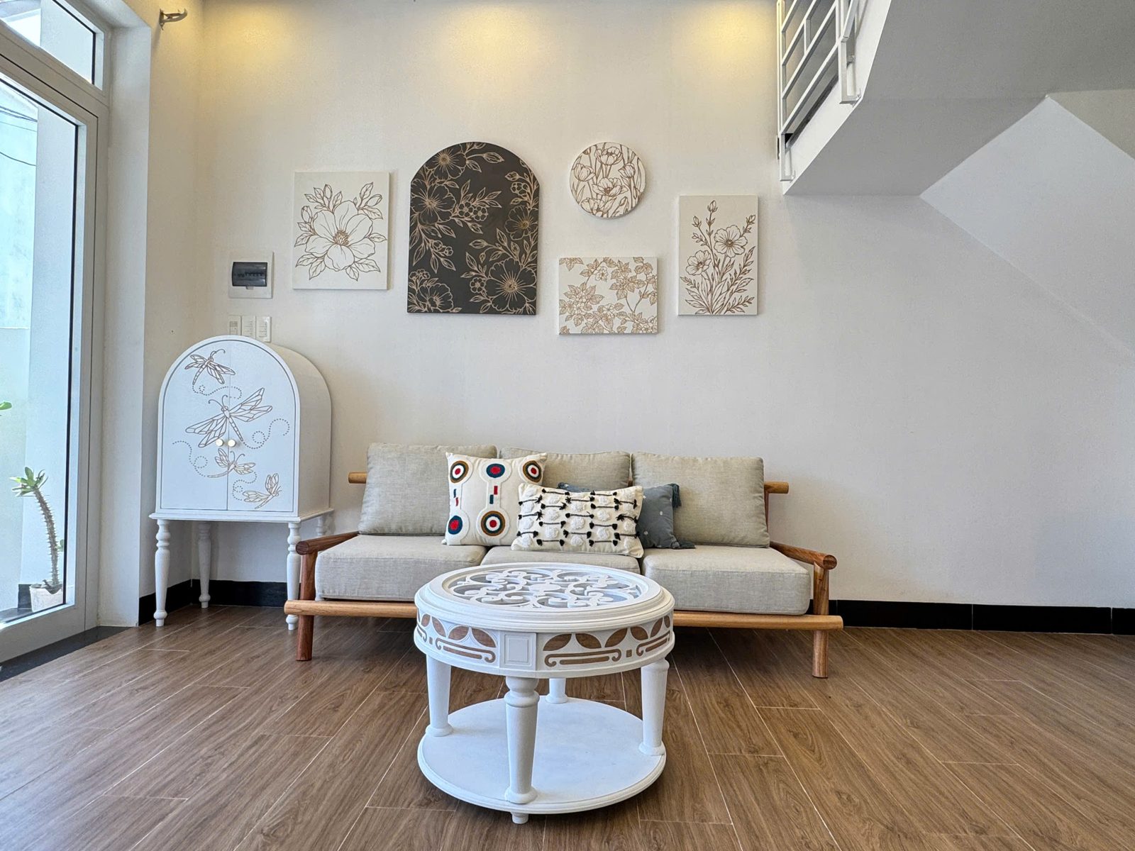 Phòng khách tranh gỗ decor, bàn trà tròn