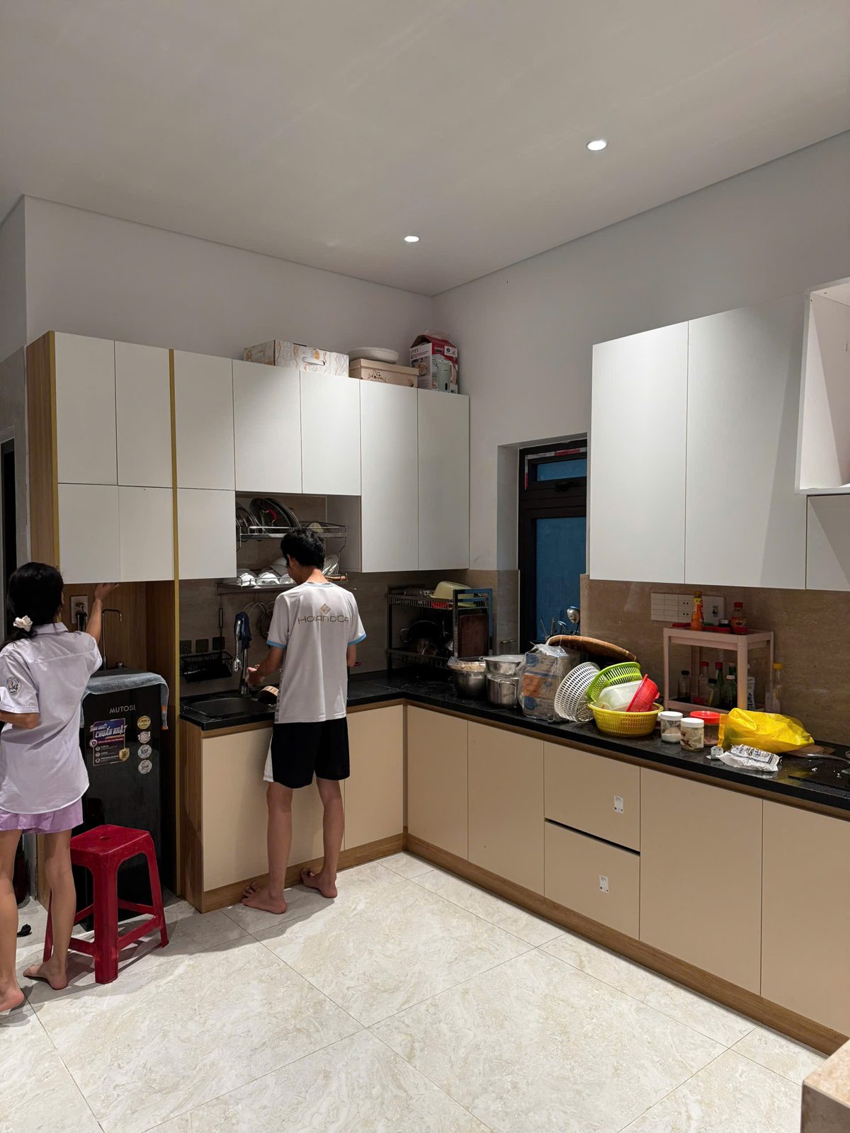 Tủ bếp chữ L tông gỗ sáng