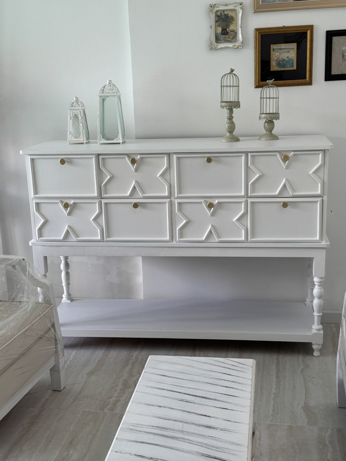 Bàn console trắng hoạ tiết nổi