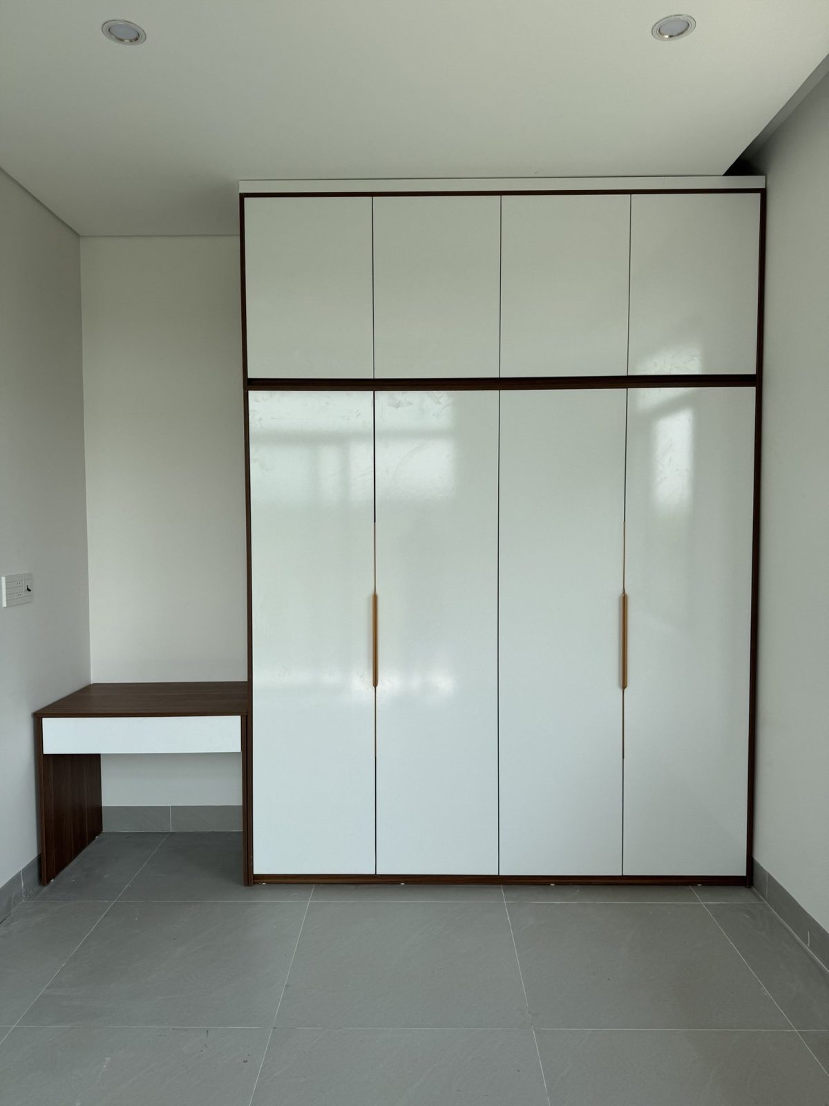 Tủ áo trắng và bàn làm việc