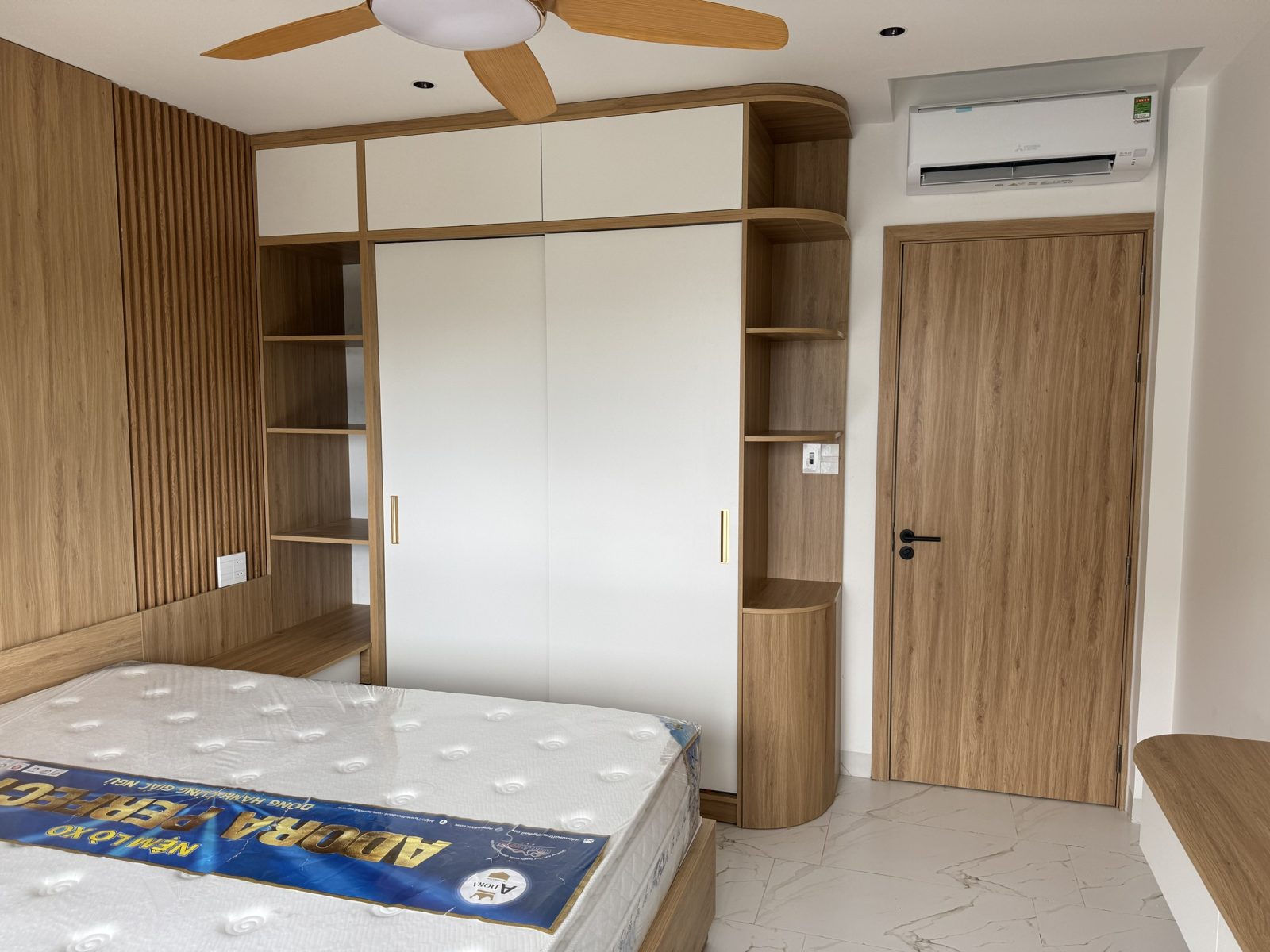 Phòng ngủ tủ áo âm tường, cửa gỗ