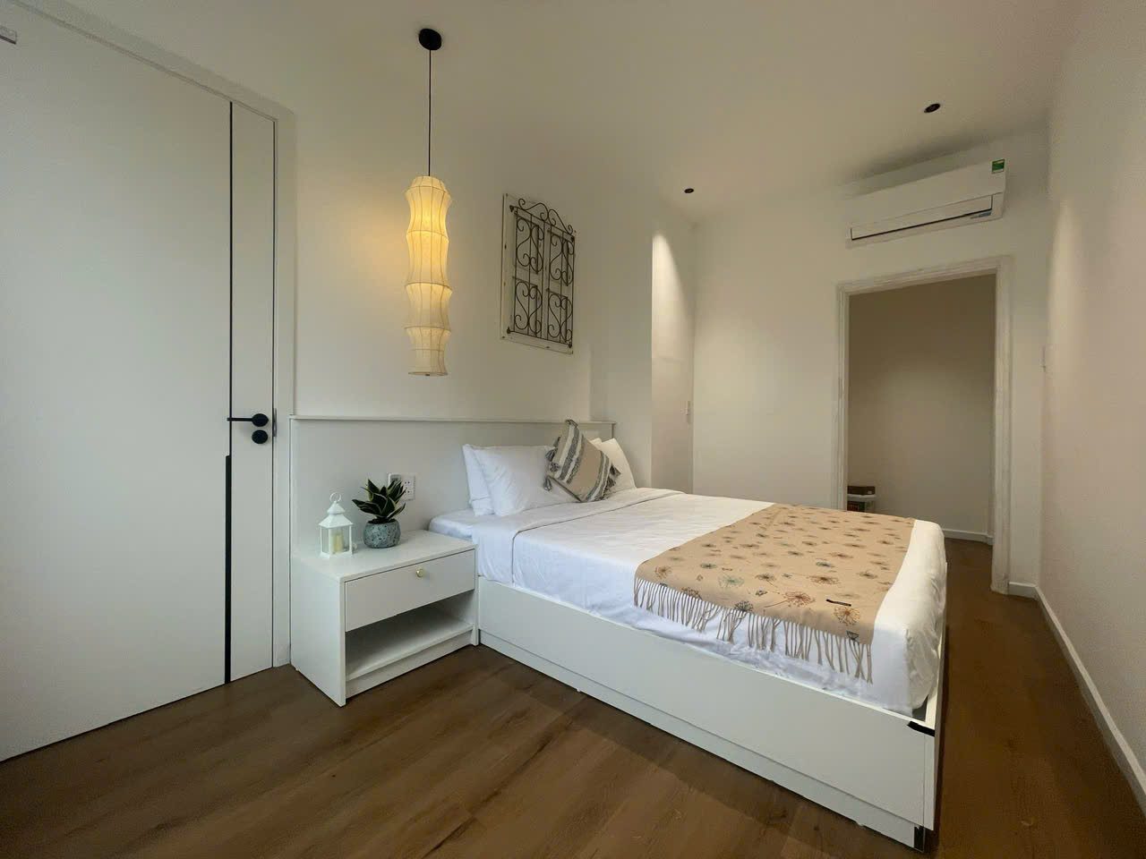 Phòng ngủ tông trắng khăn trải hoạ tiết